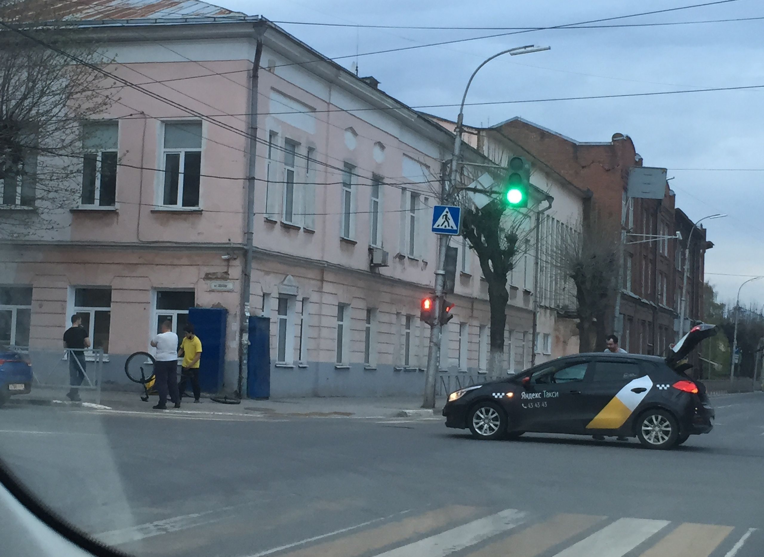 В центре Рязани автомобиль «Яндекс. Такси» сбил курьера «Яндекс. Еды»