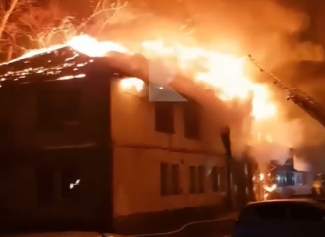 Крупный пожар в поселке Шлаковый потушен