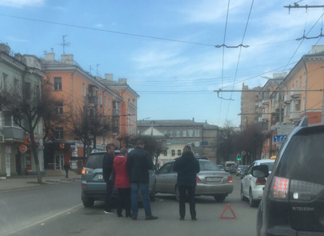 На улице Дзержинского столкнулись легковушка и внедорожник