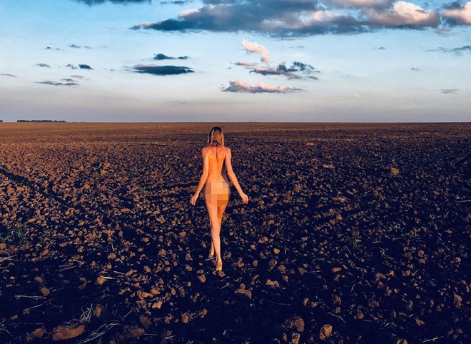 Рязанская актриса Любовь Толкалина сфотографировалась обнаженной в поле