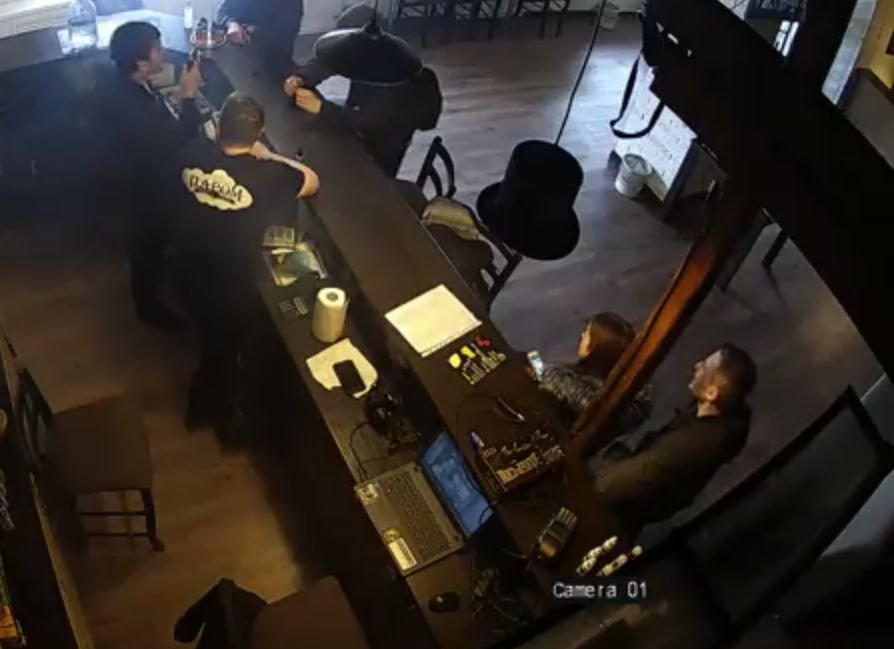 Камера видеонаблюдения засняла вора в рязанском вейп-клубе
