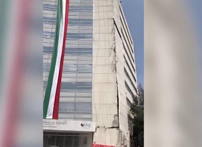 В сети появилось видео обрушения здания в Мексике при землетрясении
