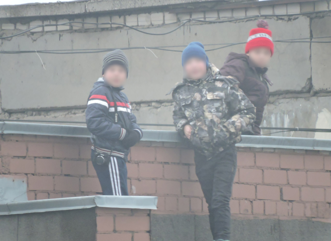 В полиции прокомментировали ситуацию с гуляющими по крыше многоэтажки детьми