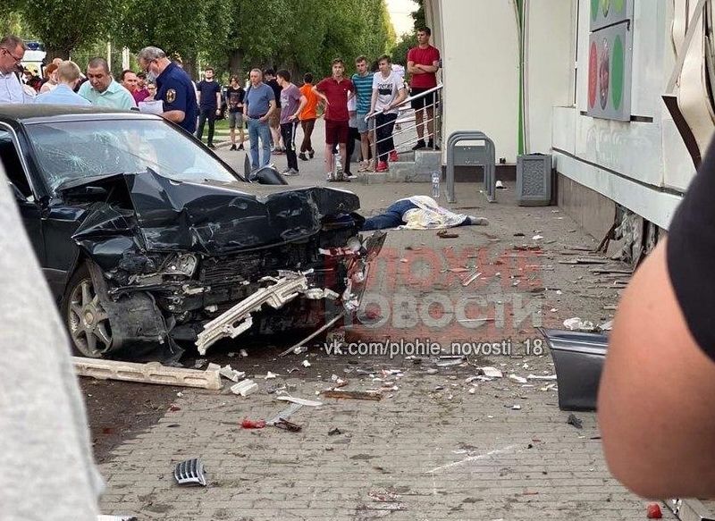 В Воронеже полицейский сбил трех человек на тротуаре