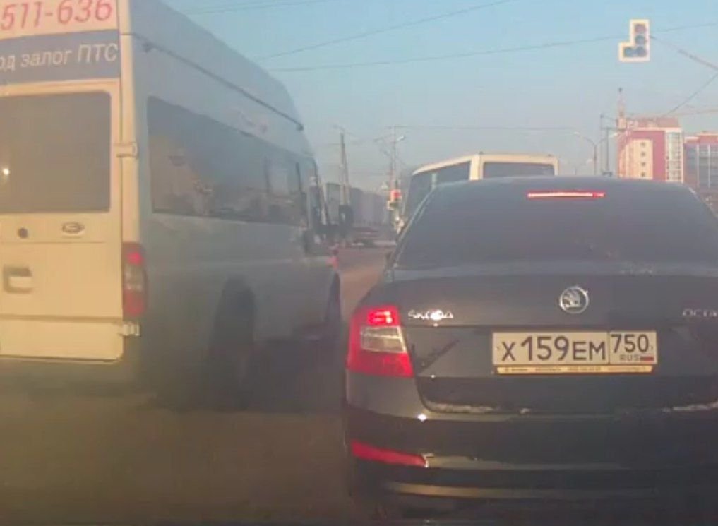 В Рязани водители маршруток устроили опасные маневры на дороге (видео)
