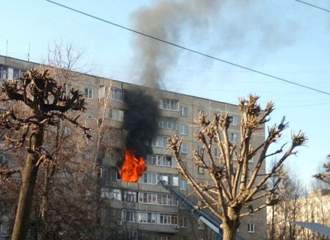 Во время пожара в многоэтажке в Канищеве погибли два человека (видео)