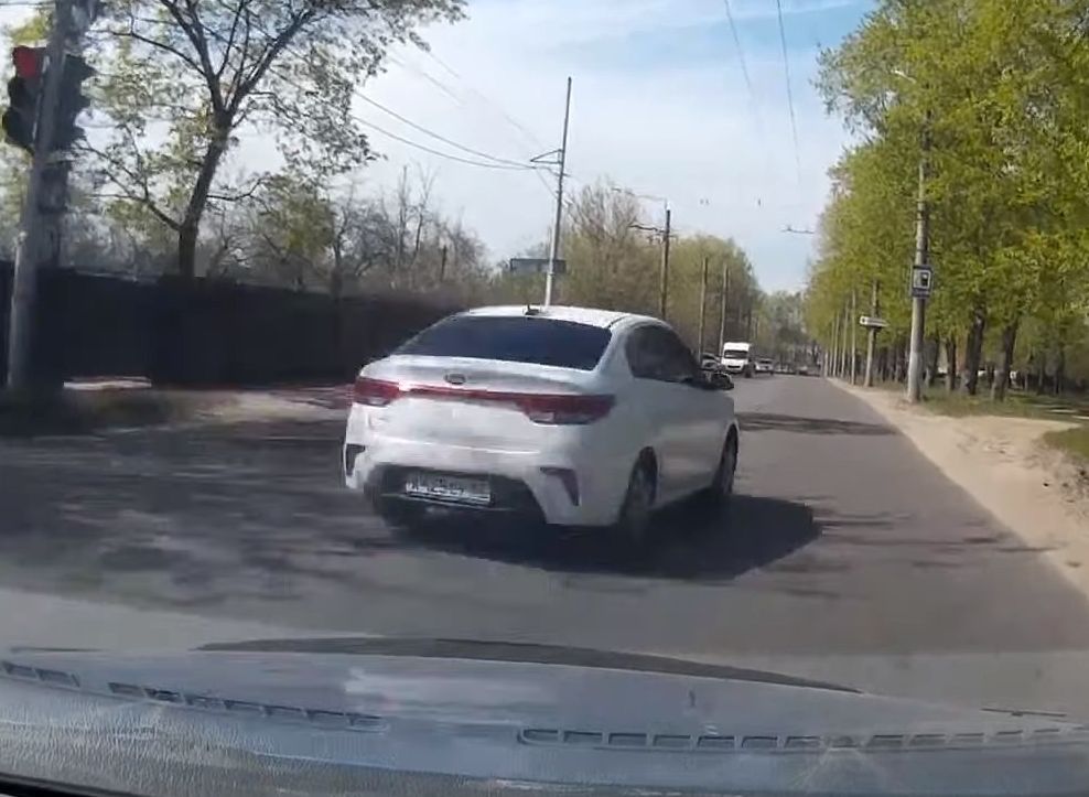 В Рязани водитель долго преследовал «обидчика», а потом «сдал» его гаишникам (видео)