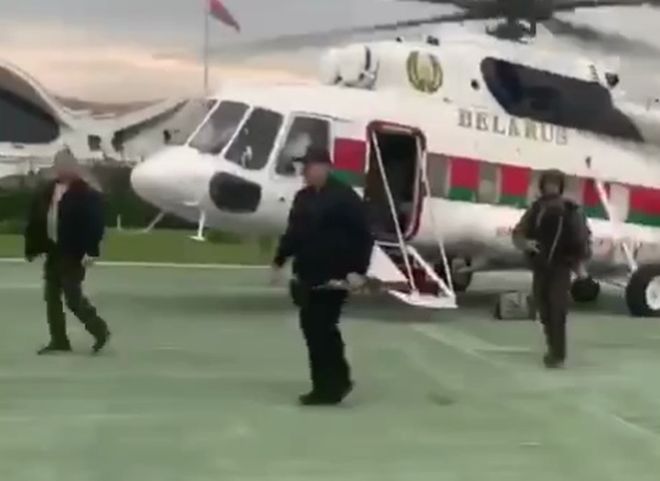 Видео: Лукашенко прилетел в свою резиденцию с оружием в руках