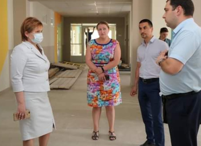 Сорокина проверила ход строительства новой школы в Горроще