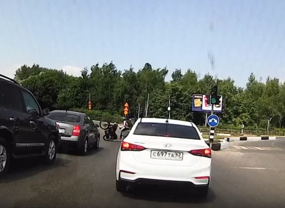 В Рязани «взбесившийся» мотоцикл сбросил пассажира и едва не уехал от байкера (видео)
