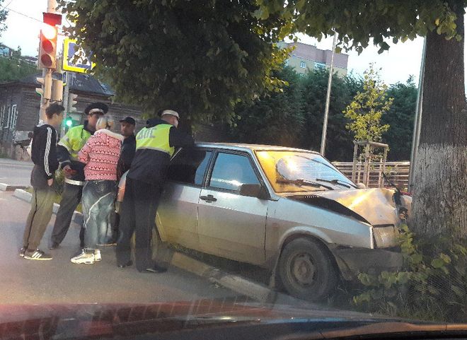 На улице Чапаева «девятка» влетела в дерево