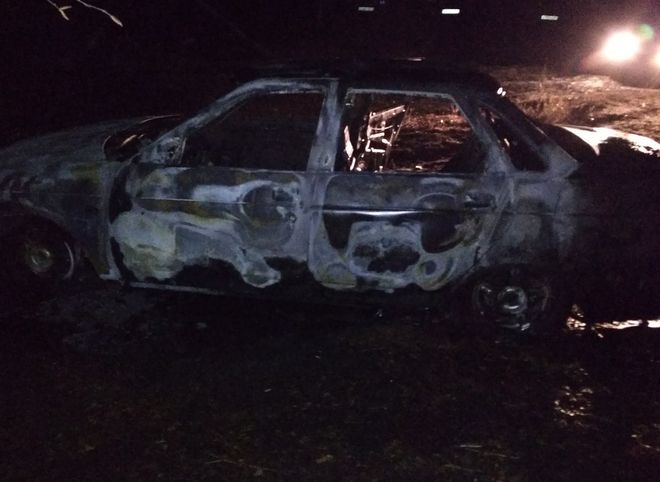 В Ряжске во дворе жилого дома сгорел автомобиль