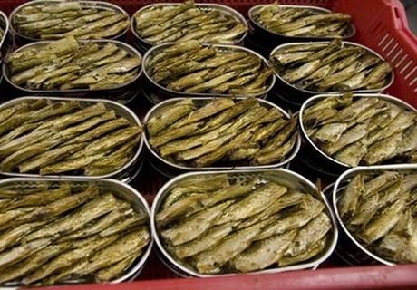 РФ запретила ввоз рыбных консервов из Польши