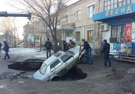 В Казахстане машина провалилась под землю (видео)