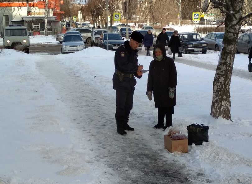 Фото: в Рязани полицейский выписывает штраф бабушке за незаконную торговлю
