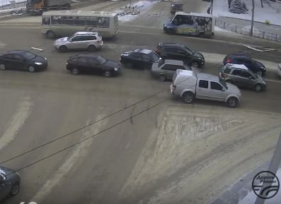 Аварию из трех машин на перекрестке в центре Рязани засняла камера видеонаблюдения