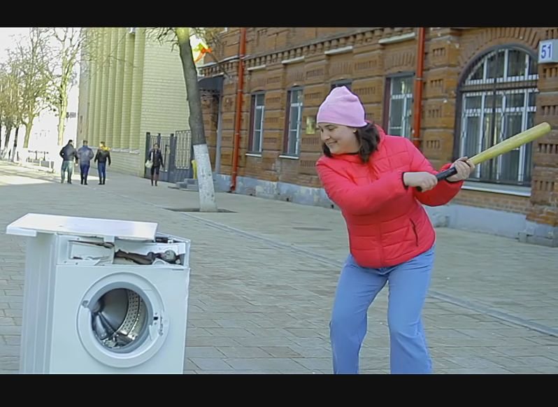 Видео: рязанки разбивают стиральную машинку на улице Почтовой
