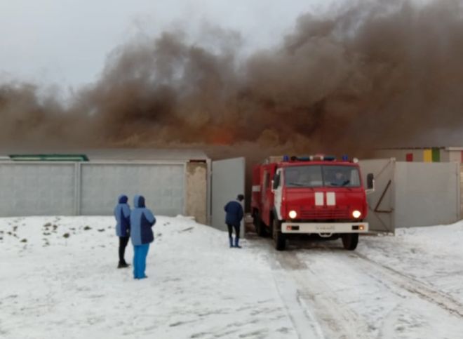 Пожар на предприятии в Шилове тушат почти 50 человек