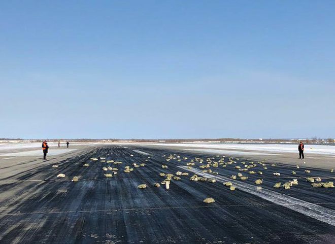 В Якутске из вылетавшего самолета просыпалось золото