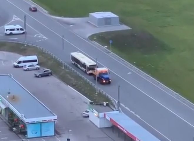 Видео: в Рязани буксируют московский «подарочный» автобус