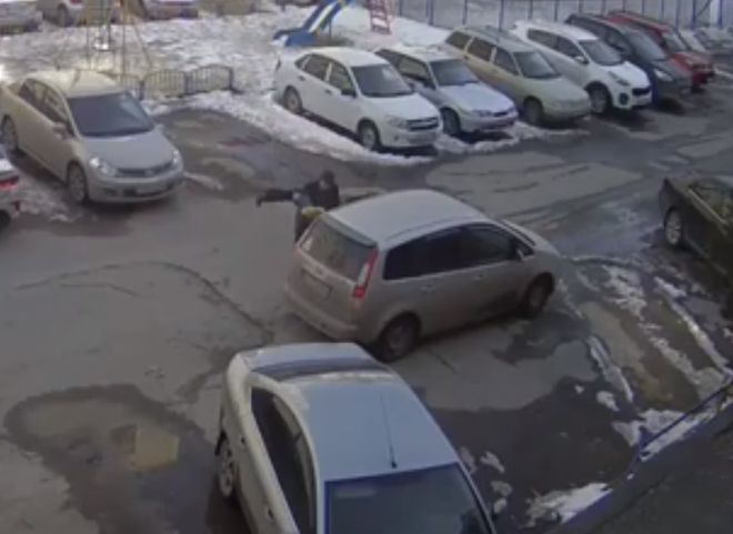 Неизвестный насильно увез ребенка с детской площадки в Сургуте (видео)