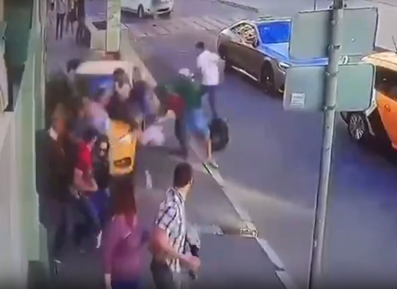 Опубликовано видео наезда на толпу болельщиков в Москве