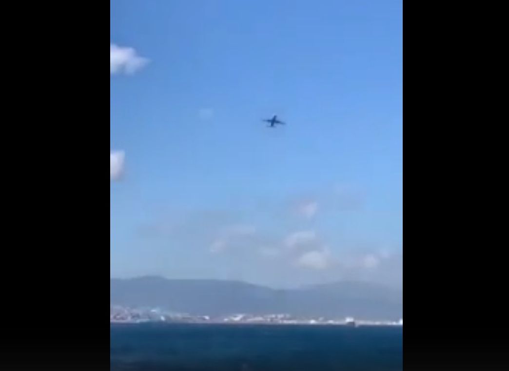 Самолет не смог приземлиться на Гибралтаре из-за сильного ветра (видео)