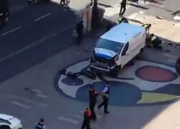 В Барселоне террорист въехал в толпу людей