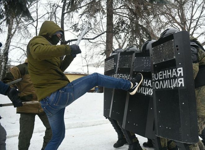 В Екатеринбурге школьникам показали, как полиция разгоняет митинги