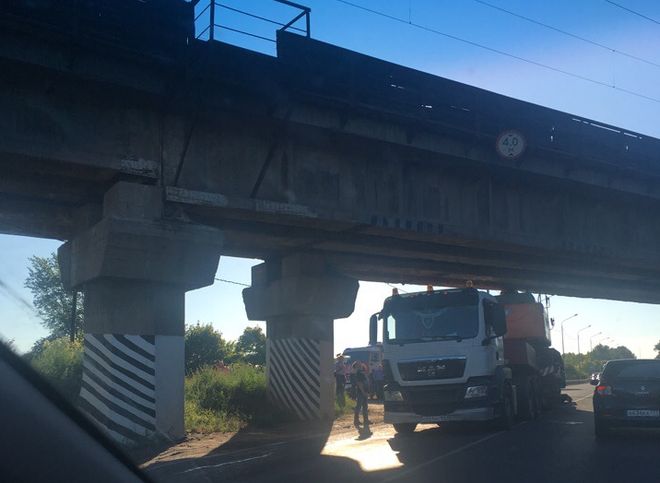 В Рязани грузовик врезался в мост