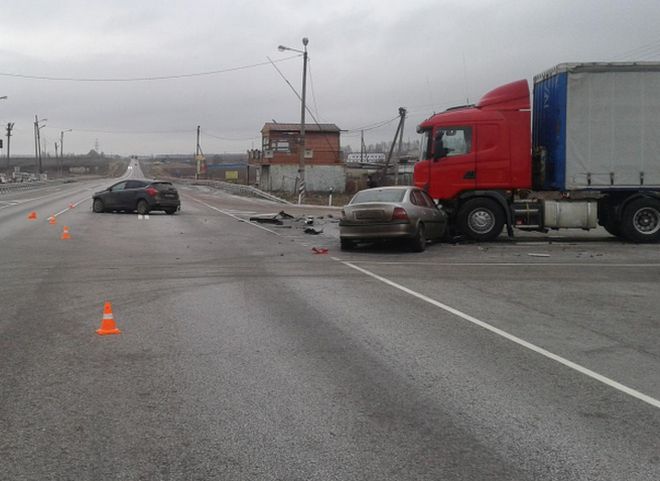 В Скопинском районе столкнулись две легковушки и грузовик