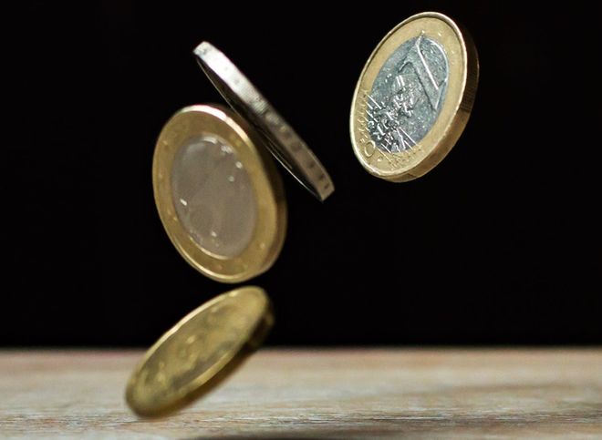 Курс евро опустился ниже 100 рублей впервые с 28 февраля