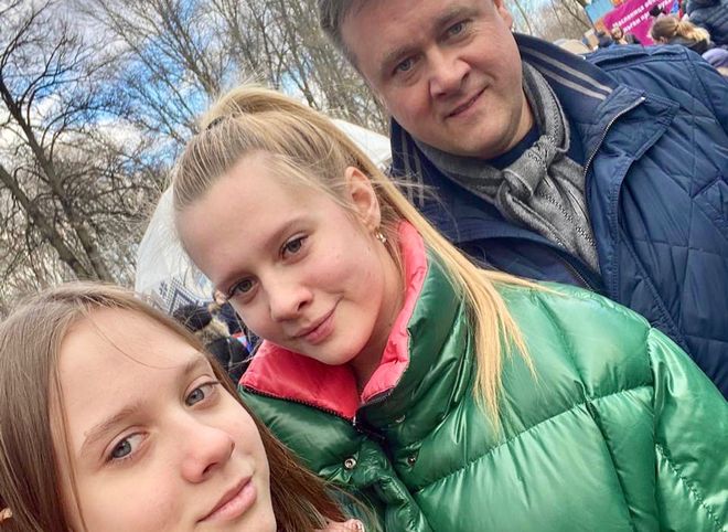 Любимов выложил семейное фото с масленичных гуляний в ЦПКиО