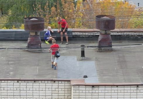 Рязанские мальчишки устроили футбольный матч на крыше