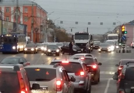 В центре Рязани столкнулись МАЗ и Lada