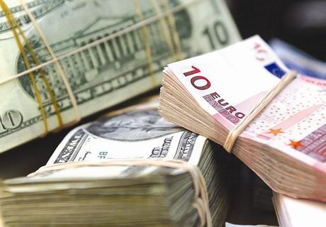 Официальный курс евро на пятницу снизился на 2 рубля