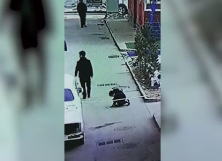В Китае школьник бросил петарду в люк и взлетел на воздух (видео)