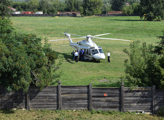 Фото: на территории Рязанского кремля приземлился вертолет