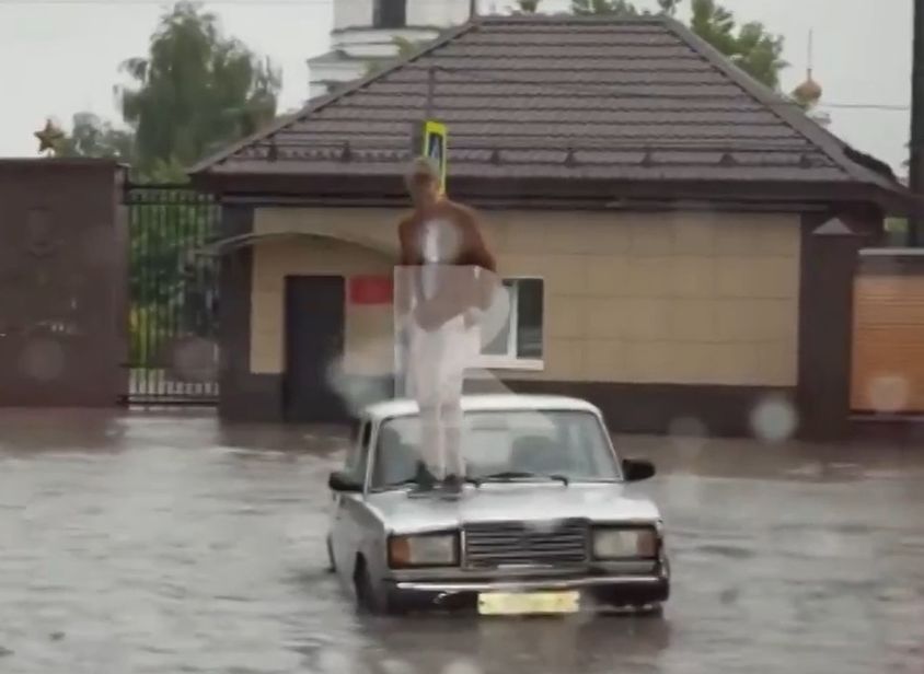 Напротив Рязанского училища ВДВ водитель залез на крышу своей «утонувшей» «семерки»