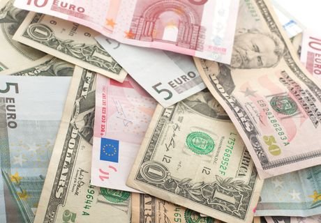 Курсы доллара и евро поднялись на 2 рубля