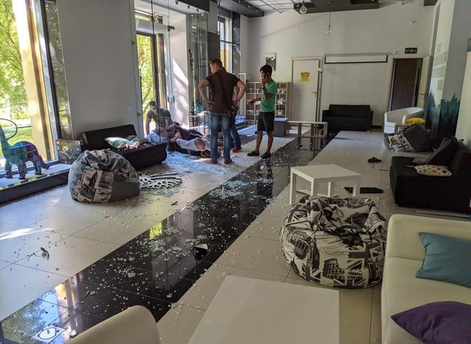 Появились фотографии из разгромленного офиса в центре Рязани