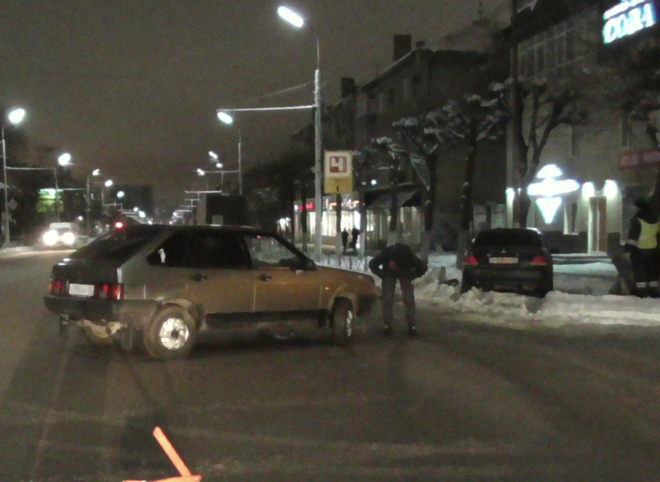 На улице Дзержинского иномарка после ДТП вылетела на тротуар