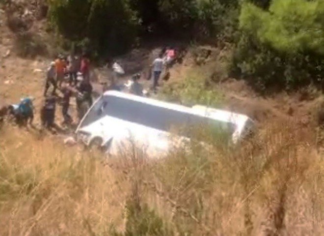 Туристический автобус попал в аварию на юге Турции