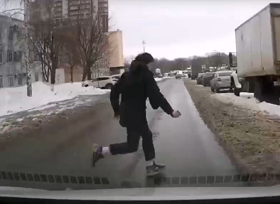 На улице Костычева подросток выбежал под машину