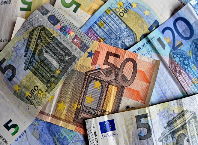Курс евро поднялся выше 91 рубля впервые с конца февраля