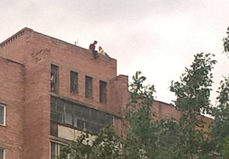 Очевидцы: в Рязани ребенок сидит на краю крыши 12-этажки
