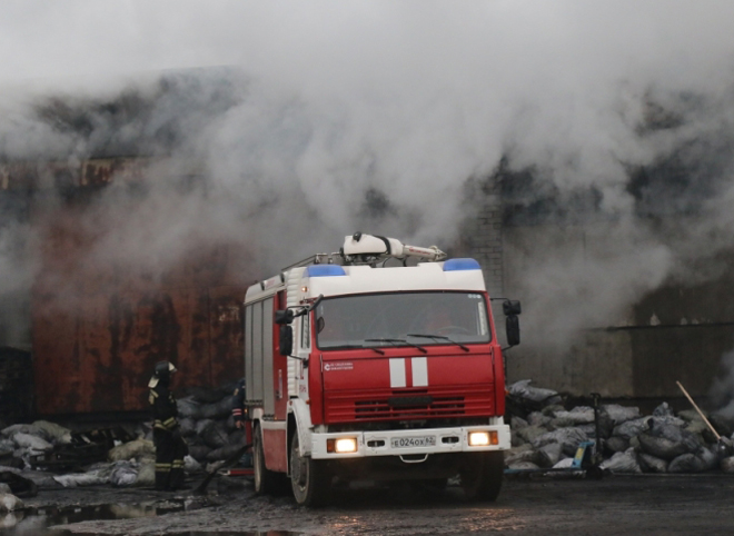 МЧС опубликовало фоторепортаж с крупного пожара на складе в Рязани