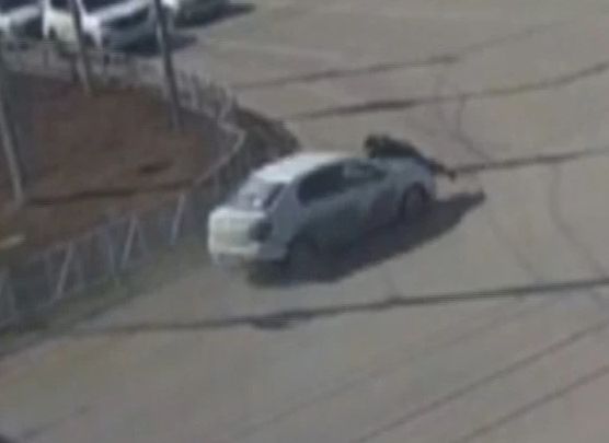 В Рязани полицейские остановили машину с человеком на капоте 