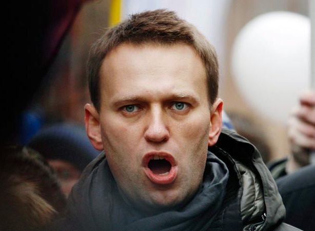 Защита Навального попросила вызвать в суд Медведева