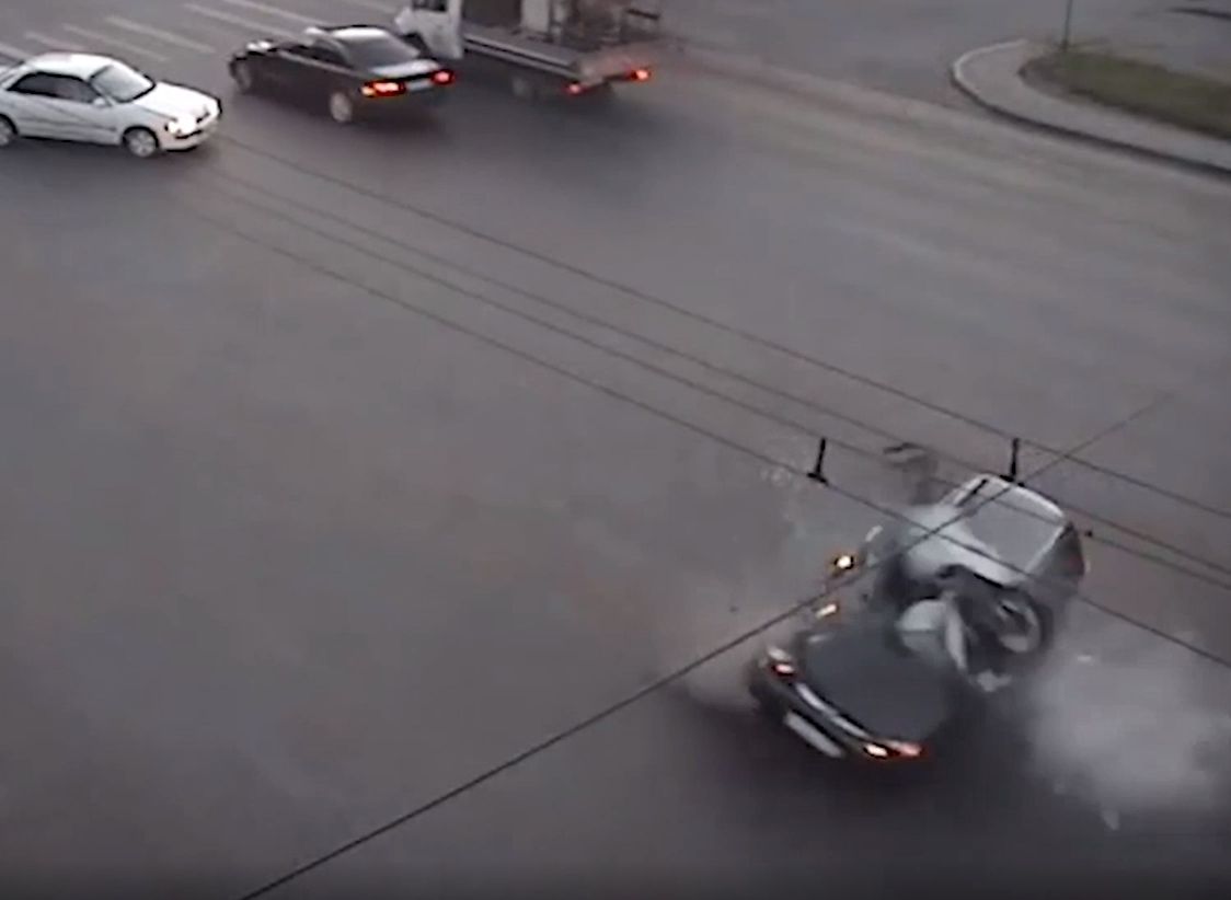 В Кемерове байкер на огромной скорости врезался в «Калину» (видео)